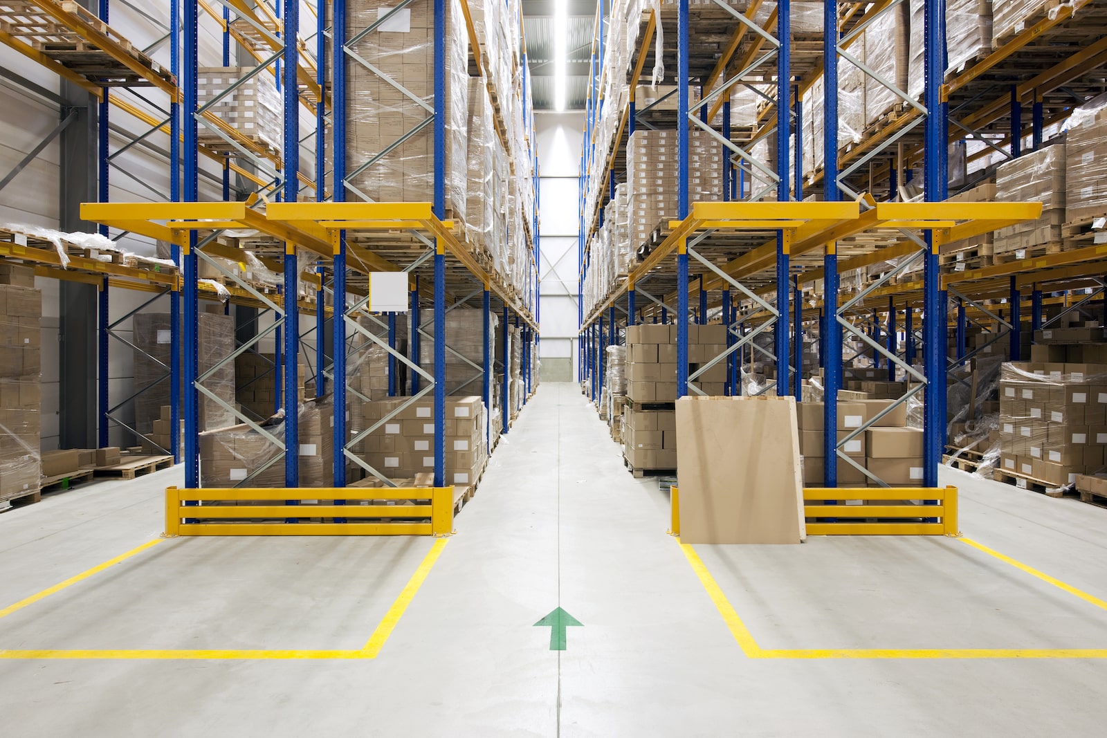 Selective pallet racking system in warehouse