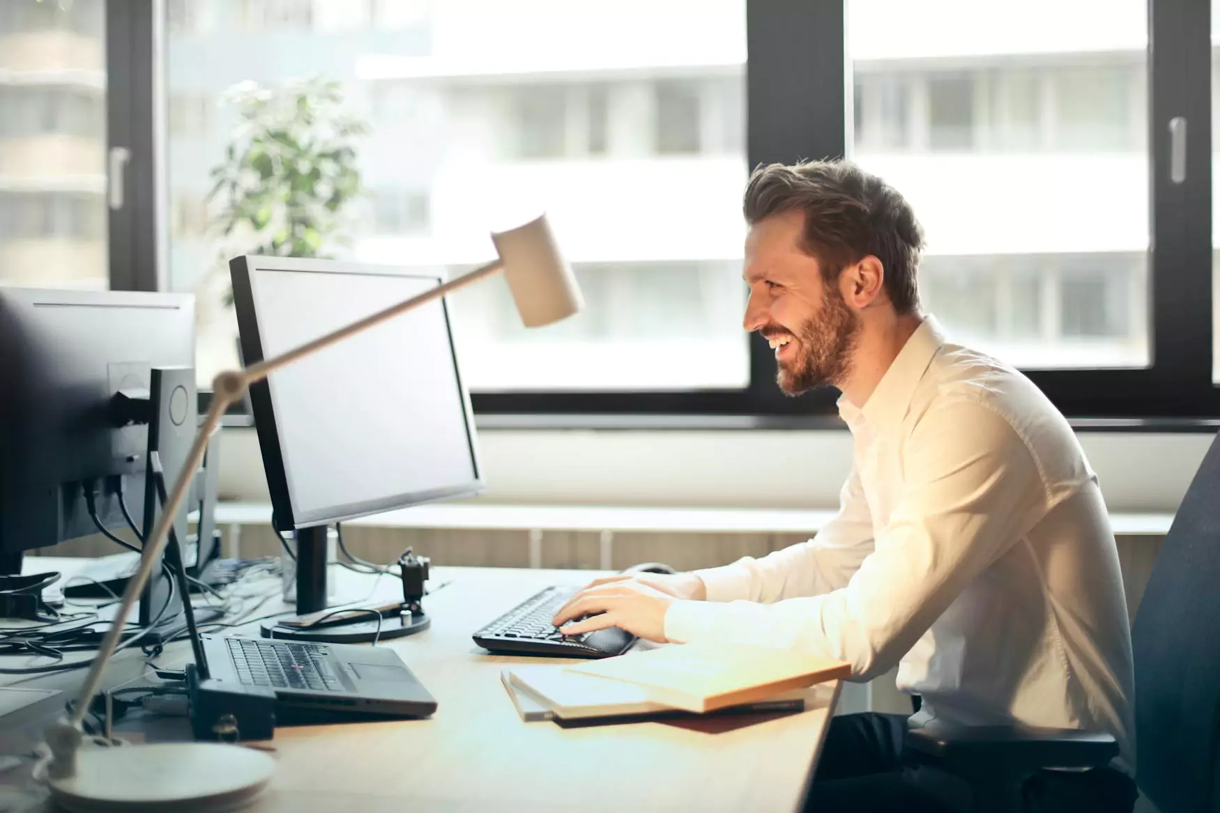 Smiling Logistics Broker